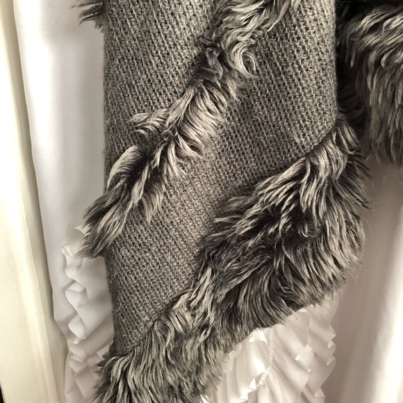 😊SOLD😊 Charlie Paige poncho with faux fur - Picture 2 of 2